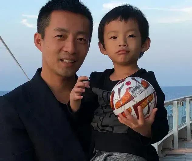 “曲终人散”的人生：大S一家忙着晒幸福，汪小菲满脸憔悴又孤单