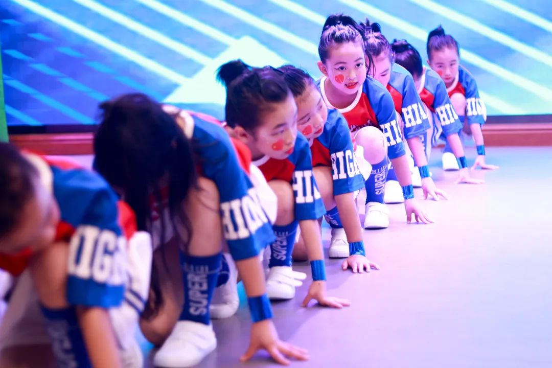 天府新区华阳实验小学举行“童星耀五月·艺术绽花开”群舞比赛