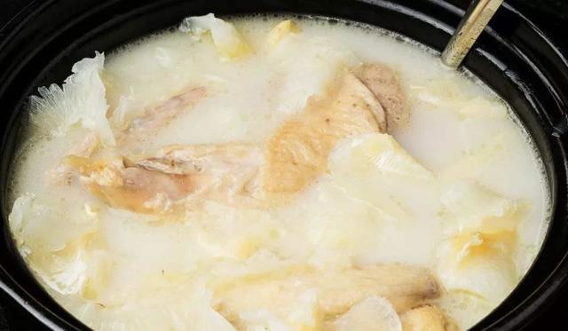 鱼肉是癌症的“发物”吗？医生提醒：应该撤下餐桌的，是这5物