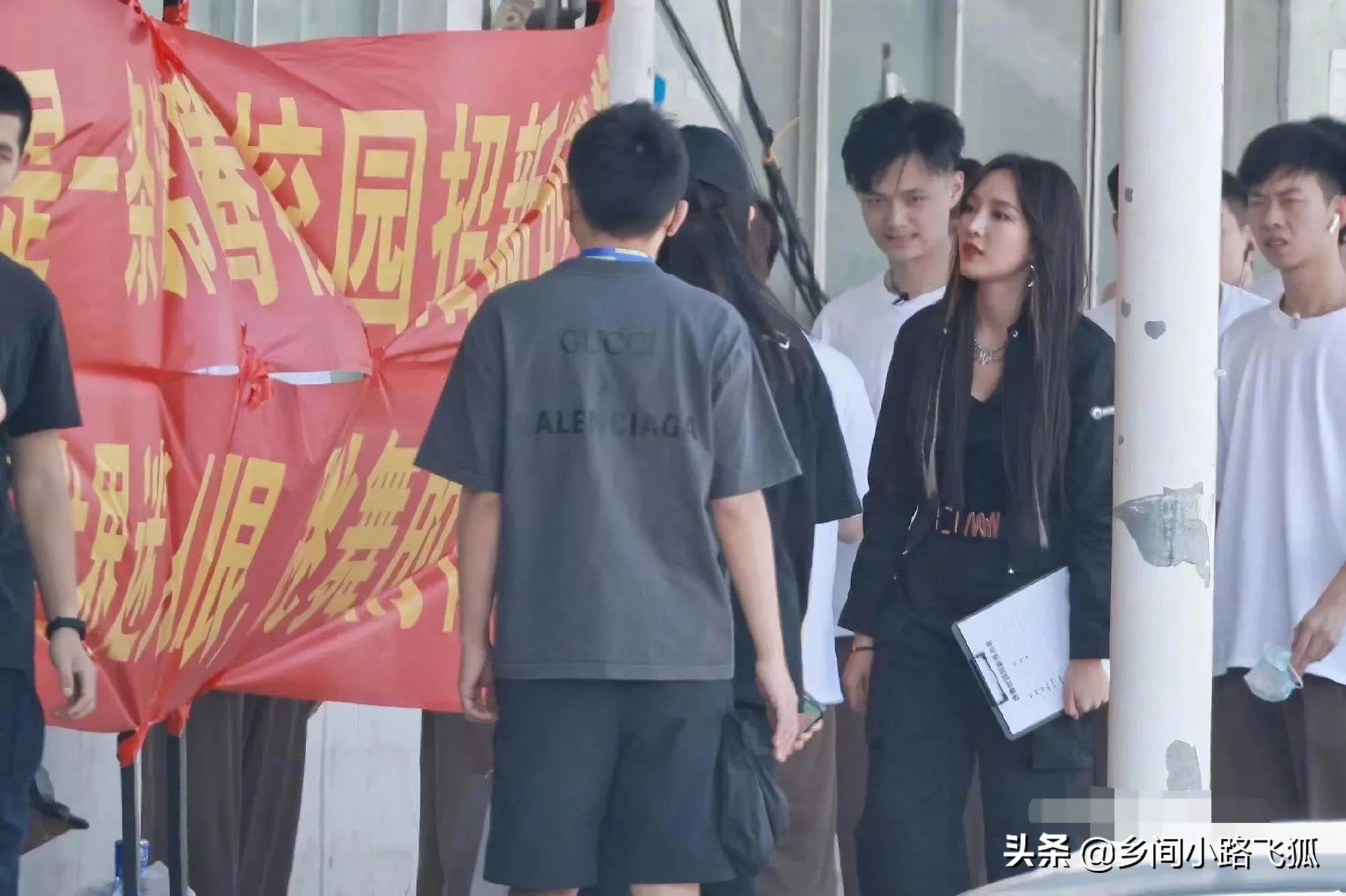 孟佳带社团招新报名表上班，一身黑色工装潮酷满分