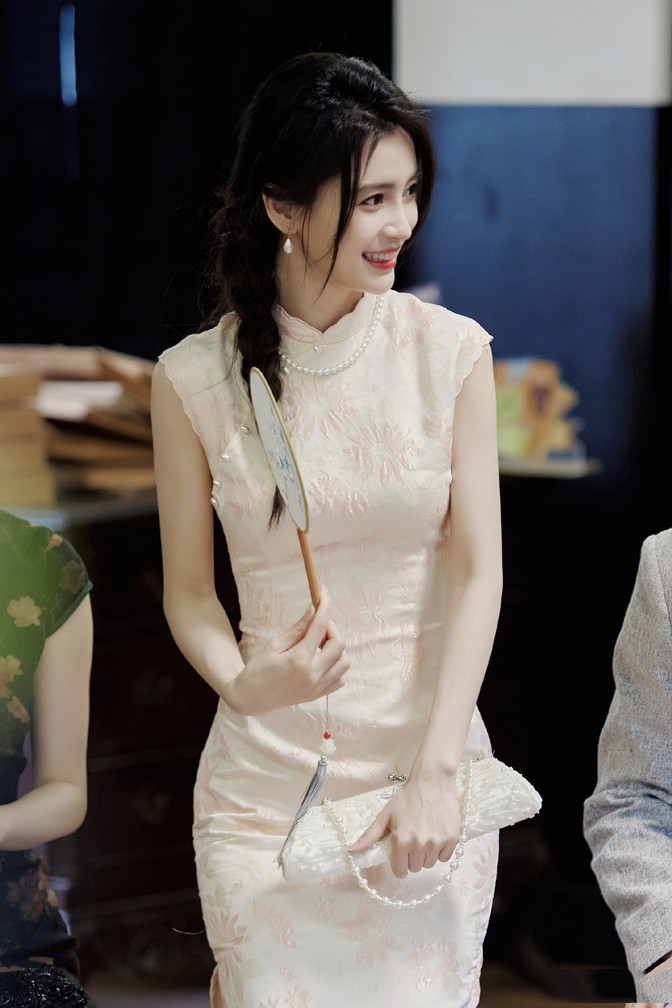Angelababy也太适合穿旗袍了,裸色旗袍配珍珠项链,高贵优雅