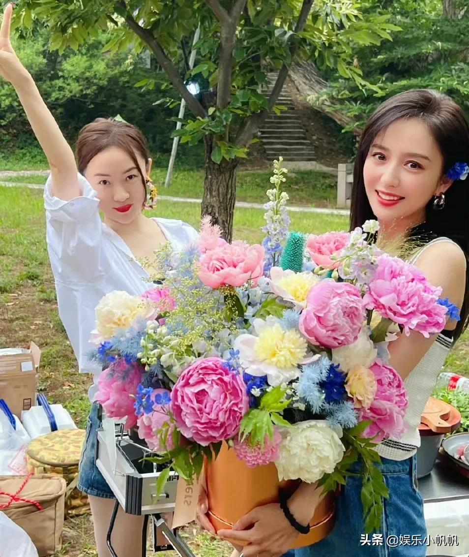 佟丽娅终于又冒泡了!9张自拍换了5身衣服,网友却喊话跪求发原图