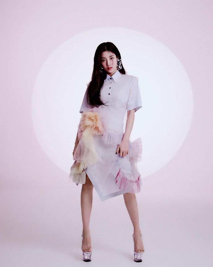 "女团"权恩妃拍唯美画报,超短裙搭配毛绒长靴,漫画腿过于惹眼