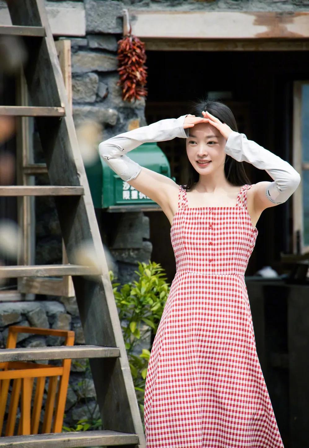 宋轶近期参加综艺的穿搭