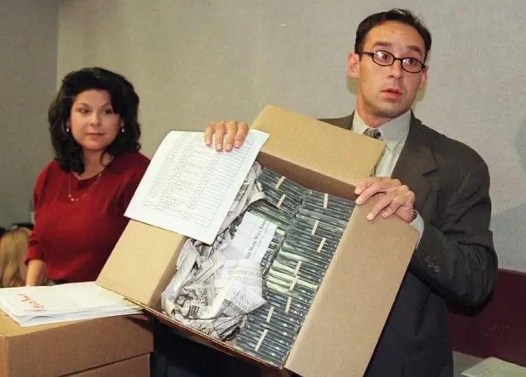 拉链门吹哨人琳达，吹哨后遭报复被解雇，获赔60万，死于不治之症