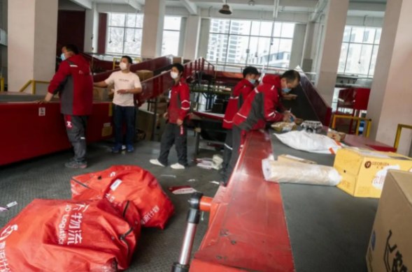 京东001号快递员金宜财：无怨无悔送快递12年，刘强东给了他什么