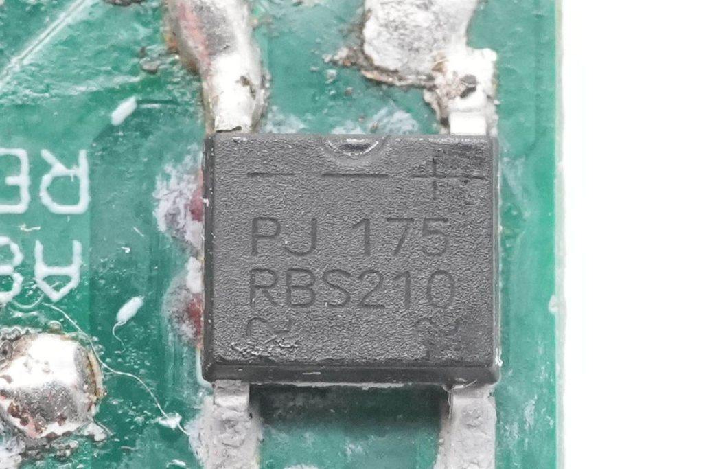 拆一款苹果官方合作品牌30W PD快充充电器，顶配iPhone 13全速充电