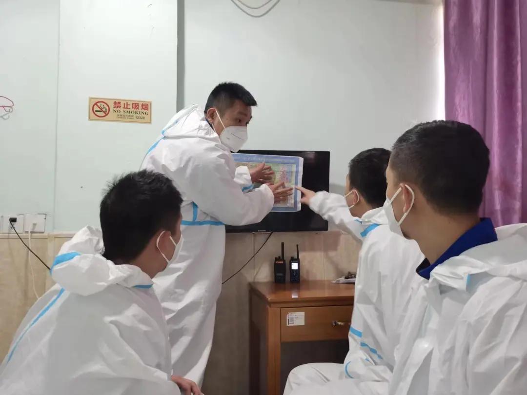 为了人民群众的平安幸福，“火焰蓝”化身“战疫白”