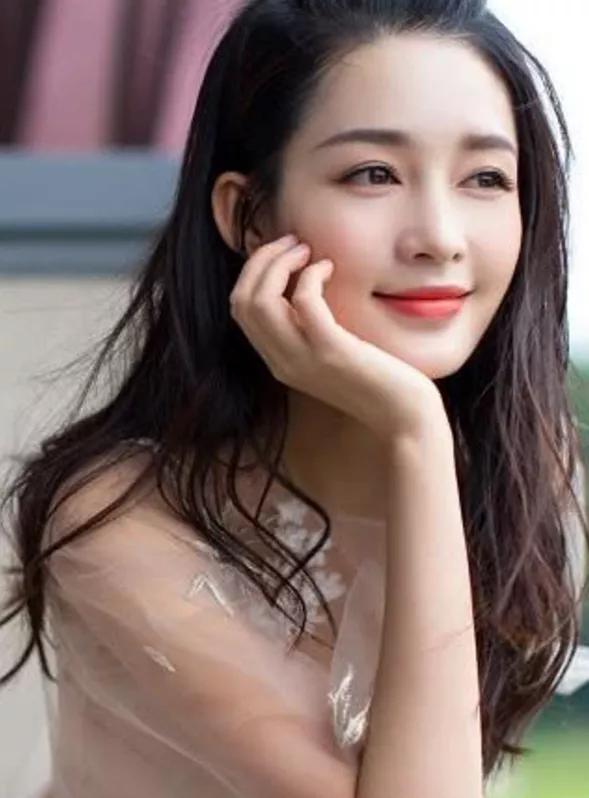 李沁：清新脱俗，气质独特，妩媚动人，魅力十足