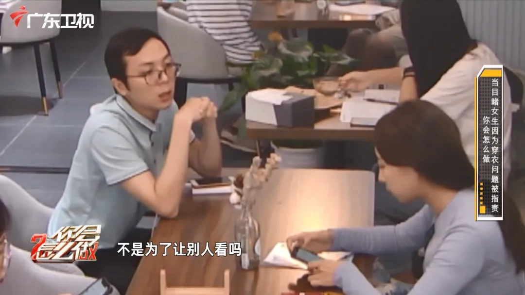 女生穿紧身瑜伽裤被指“伤风败俗”，路人怒怼：与你无关