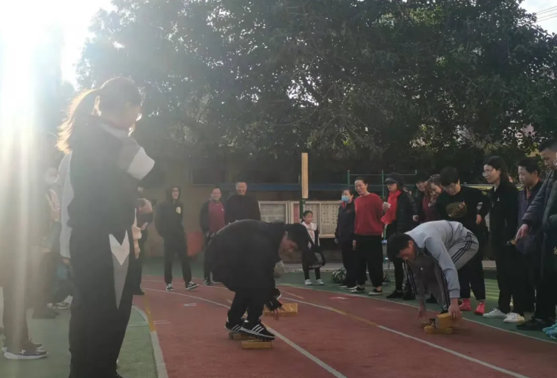 乡村学校趣味运动会，一帧帧画面趣味十足，老师仿若回到童年时代