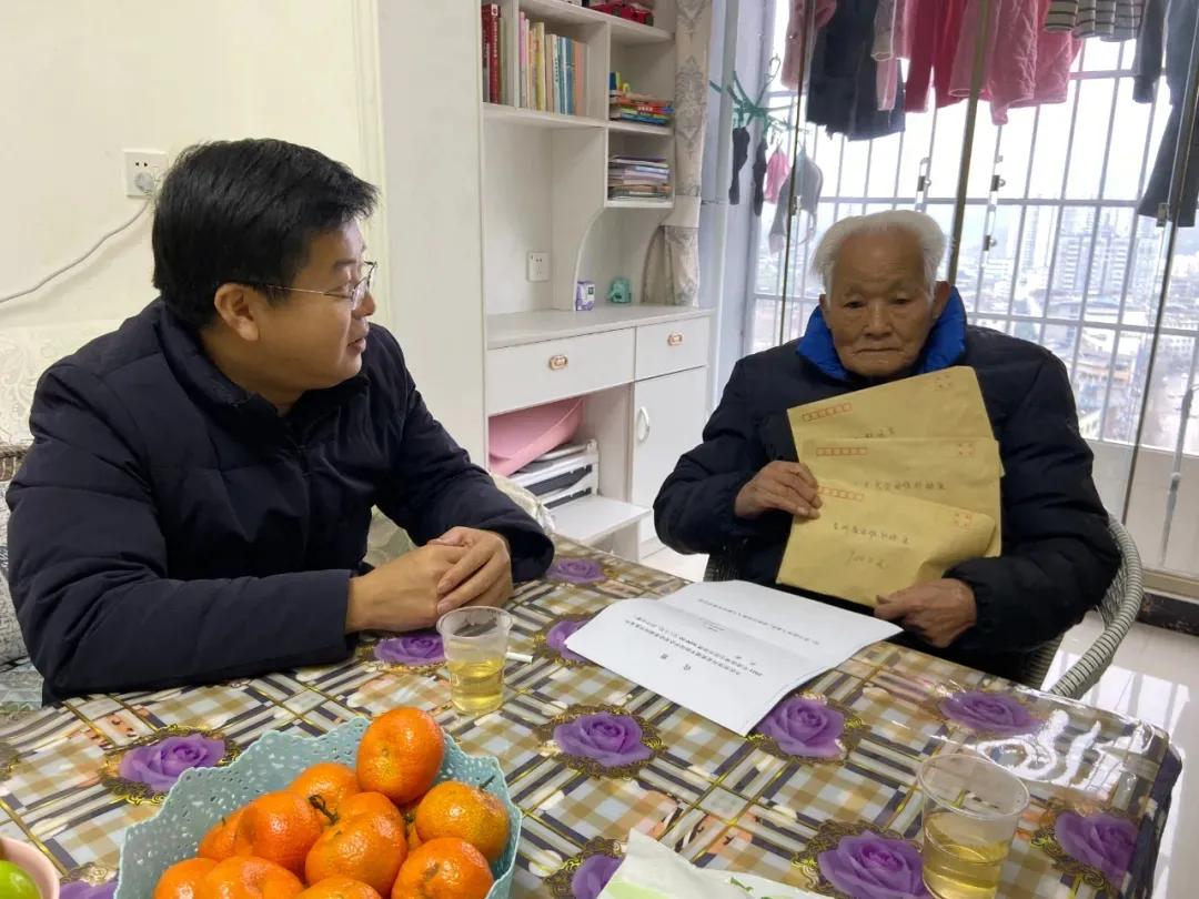 湄潭县委常委、宣传部长、统战部长刘行慰问百岁抗战老兵夏禹声