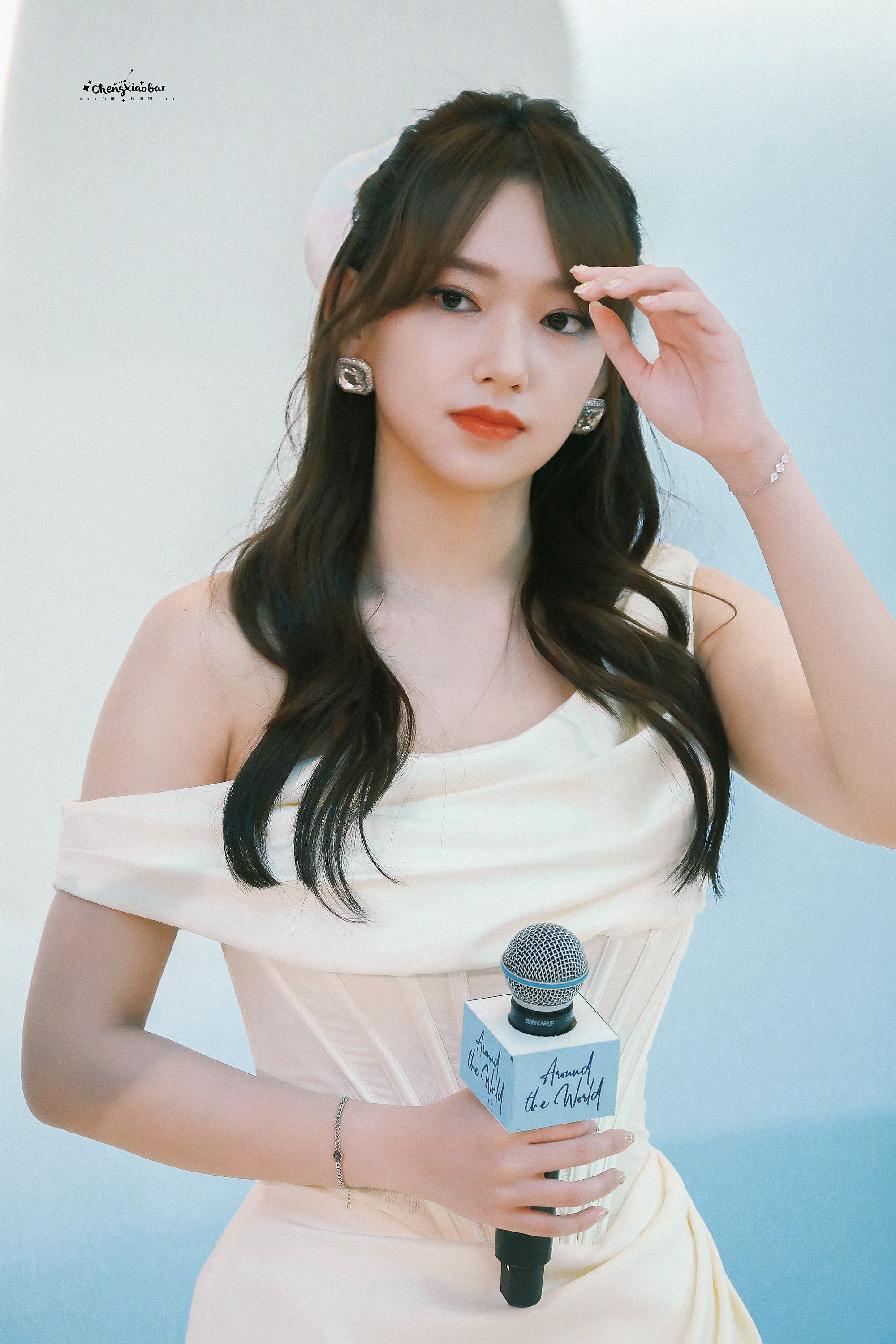 程潇白色露肩长礼服活动照合集