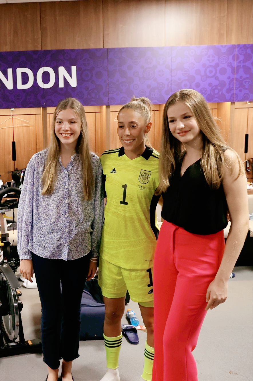 莱昂诺尔公主穿搭颠覆了！荧光粉阔腿裤参加活动，一般人驾驭不了