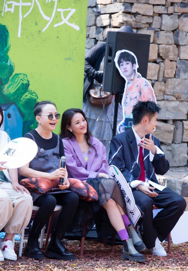 61岁宋丹丹不服老！穿芭比粉西装比年轻人潮，梳大背头高级又飒气