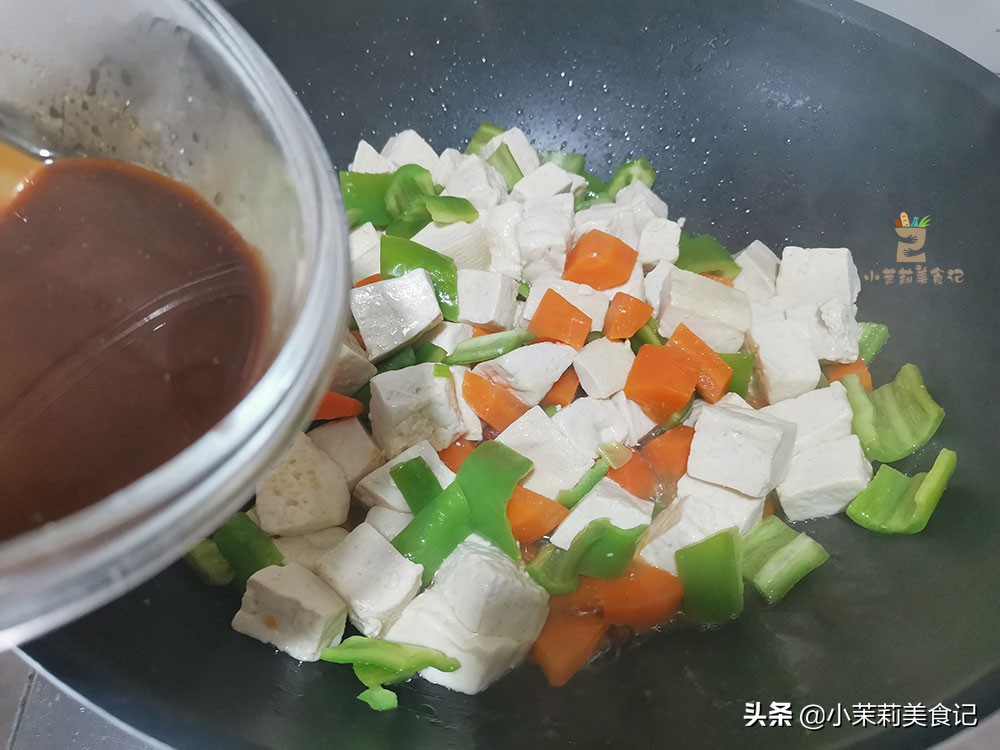 女人们：皮肤干燥，别只会敷面膜，常吃8种食物，水润嫩白美美哒