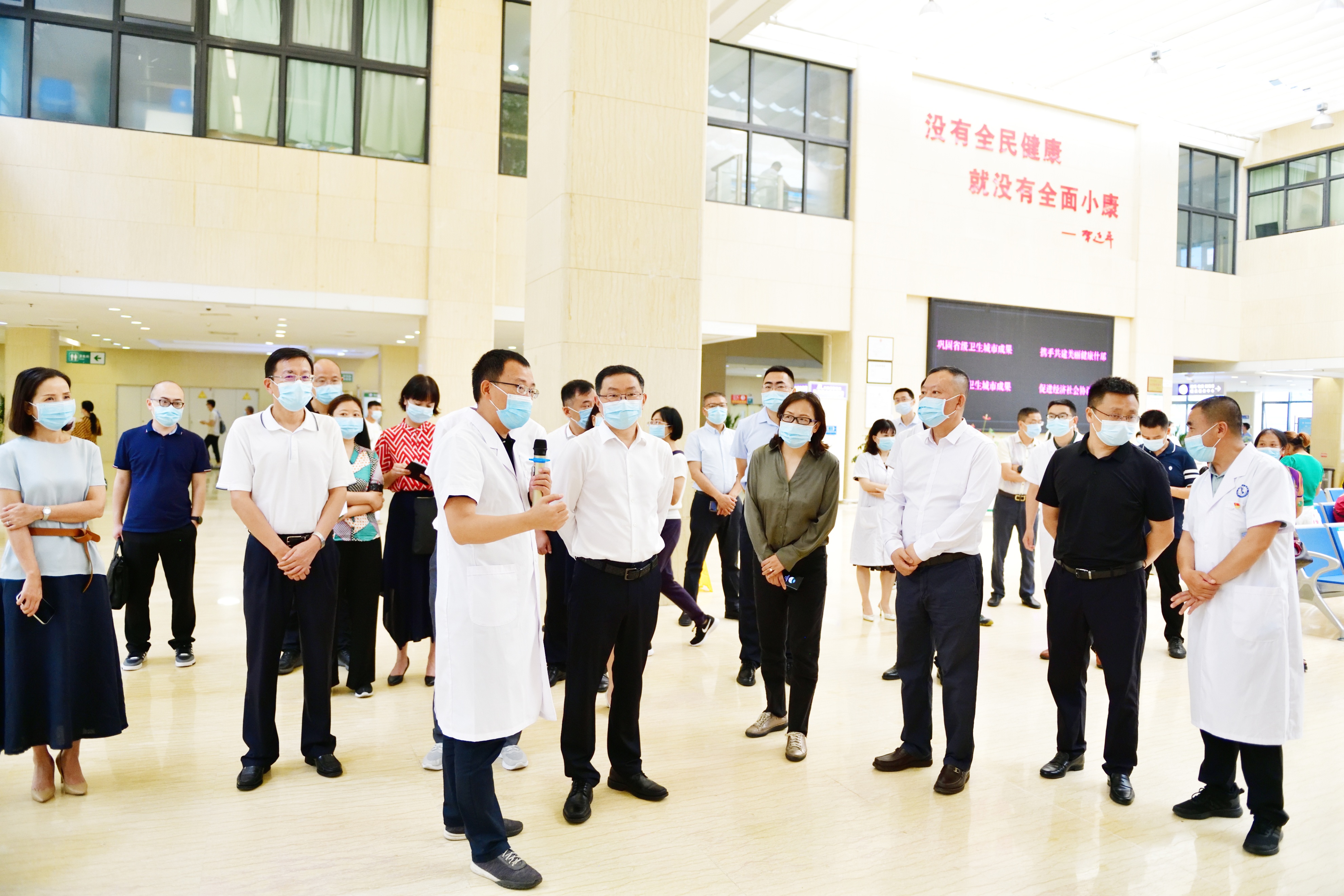 省人大常委会副主任何延政一行莅临什邡市调研指导医院建设和发展