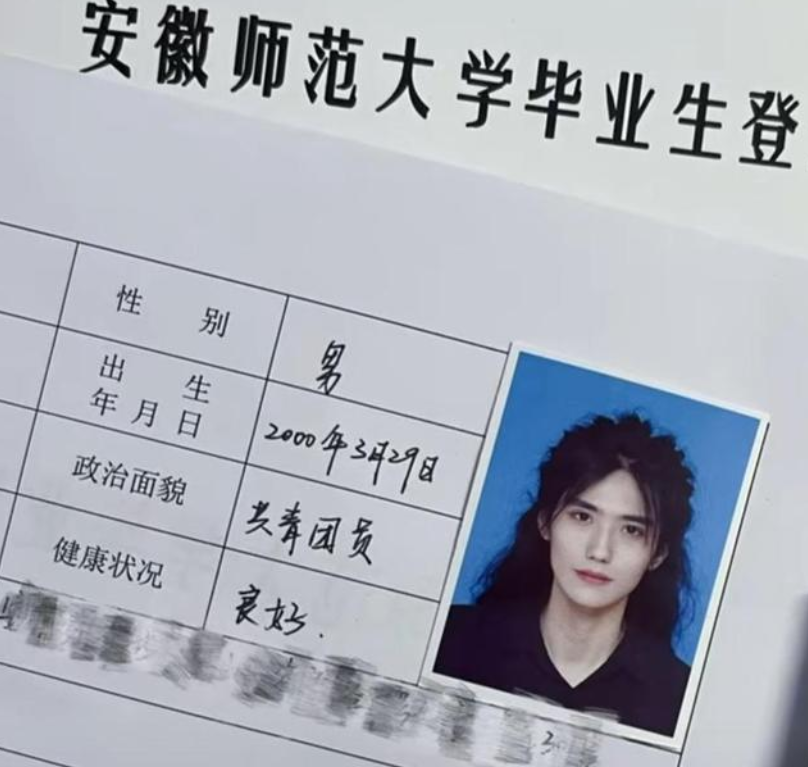 安徽一高校男生走红，长发飘飘且温润如玉，网友：小说照进现实