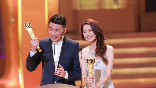 TVB颁奖礼上演宫斗，钟嘉欣痛失视后输给林夏薇是因为站错队？