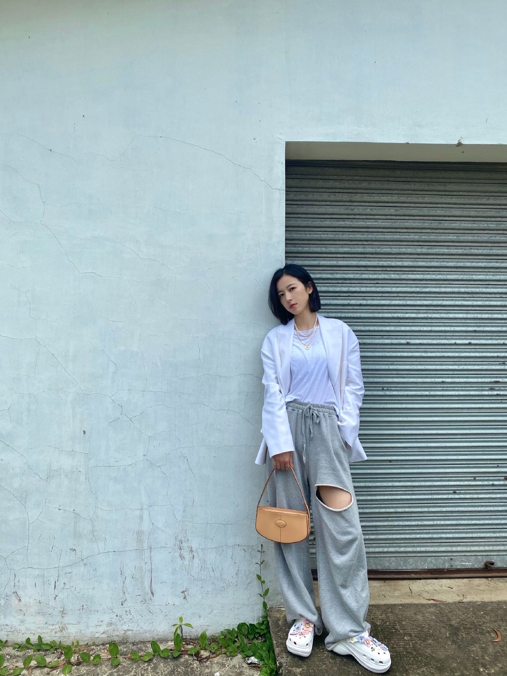 我愿称周雨彤为娱乐圈最喜欢穿洞洞鞋的女星，洞洞鞋穿搭请朝她看