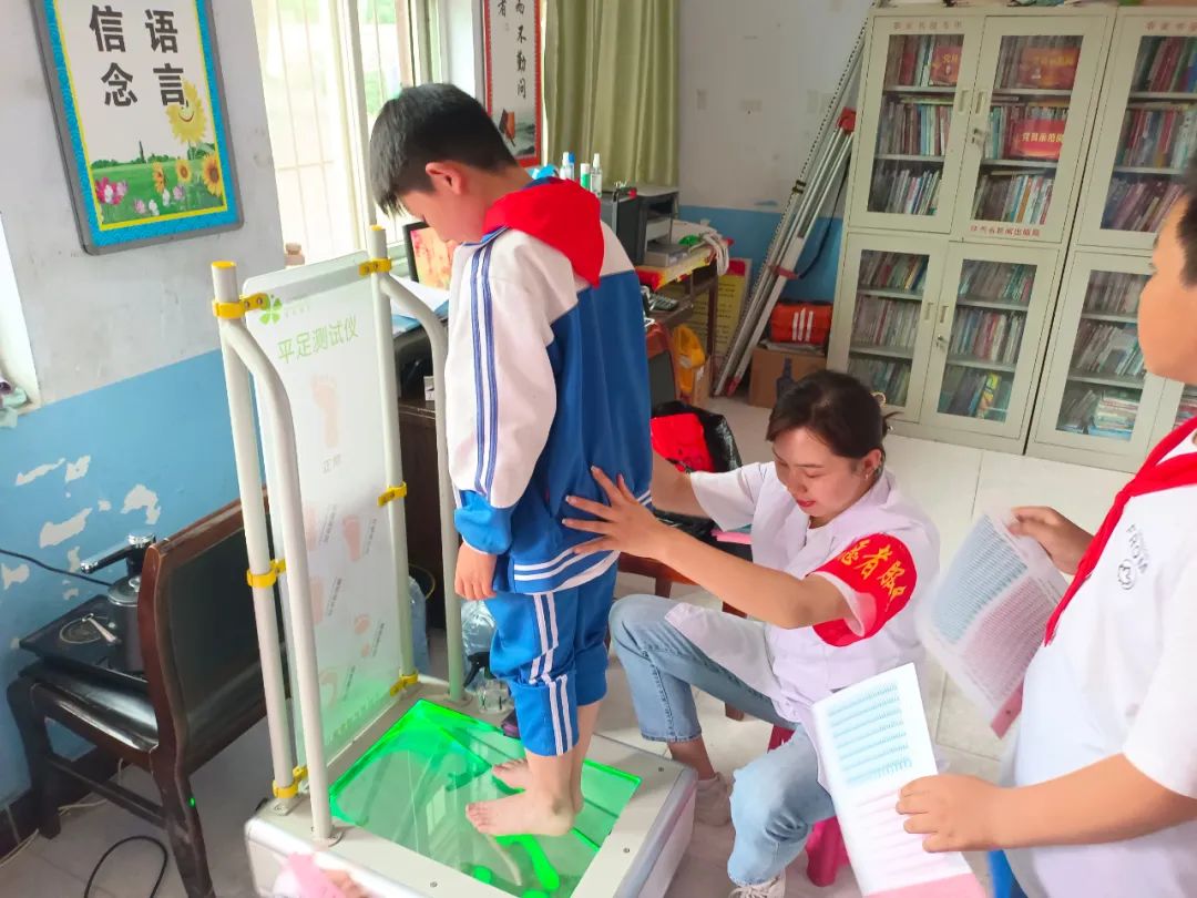渭南市妇幼保健院举办“关爱留守儿童 妇幼在行动”义诊慰问活动