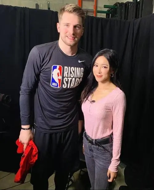 中国nba女记者有哪些(中国美女记者闯NBA身材傲人不输卡戴珊！哈登跟她合影表情不自在)