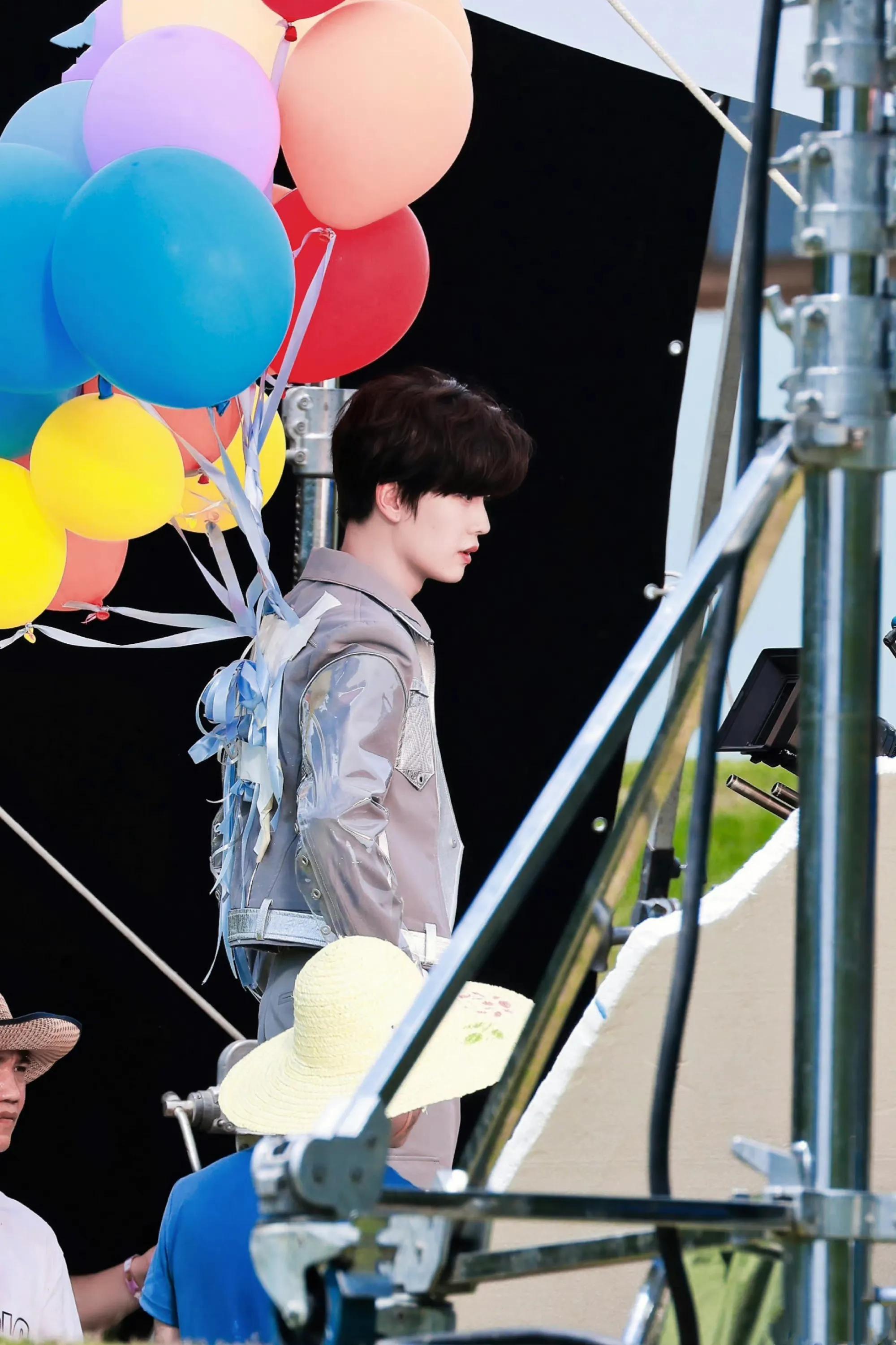 #任嘉伦#嗨放派~嘉伦热晕了快