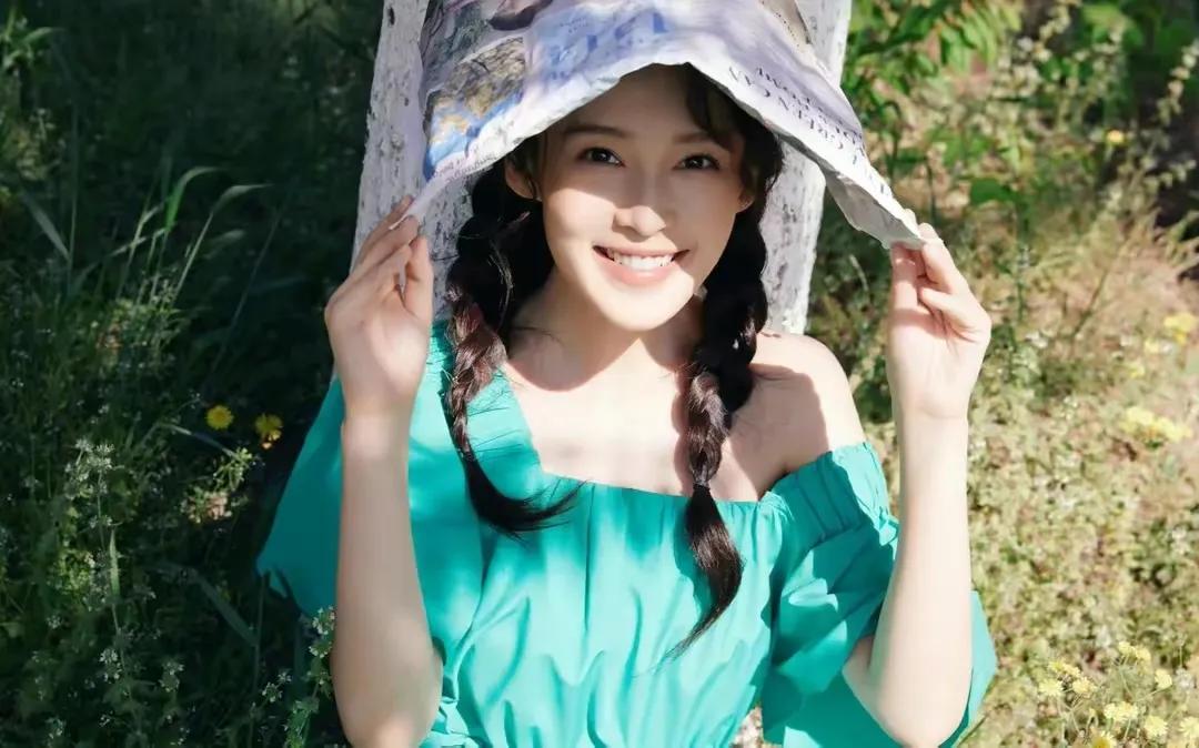 绿裙编发的李沁，青春靓丽活力满满，灵动飘逸俏皮甜美