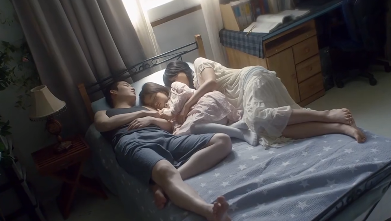 韩国人性电影,花季少女瘫痪在床,邻居每晚上门照顾,真讽刺