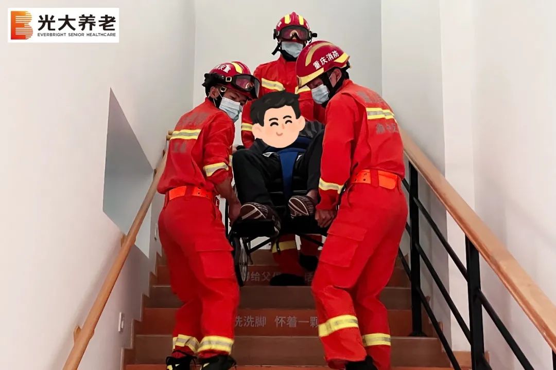 突发事件，水管爆裂长者忧；多方协作，紧急转移长者安