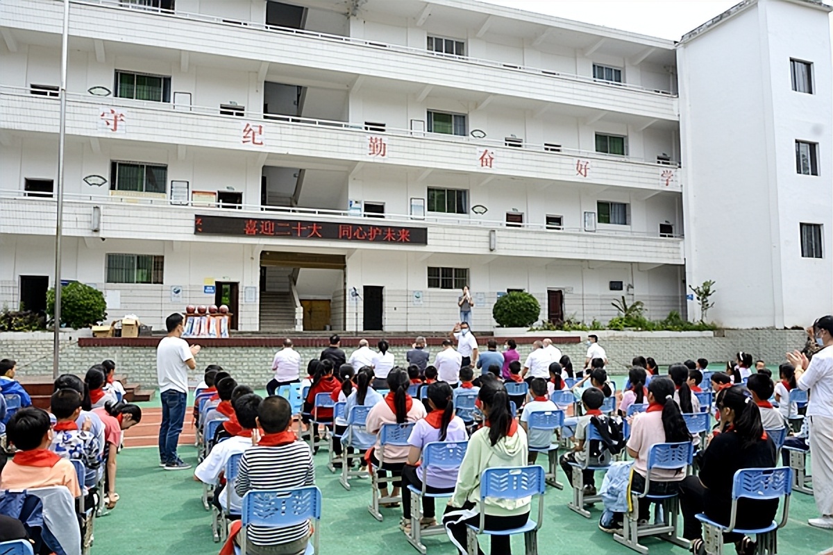 涪陵区餐饮（商）协会、文娱协会联合开展六一献爱心活动