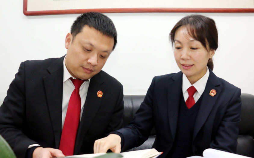 同样是法学毕业生，公务员和律师两者差距如天方夜谭，幸亏没选错