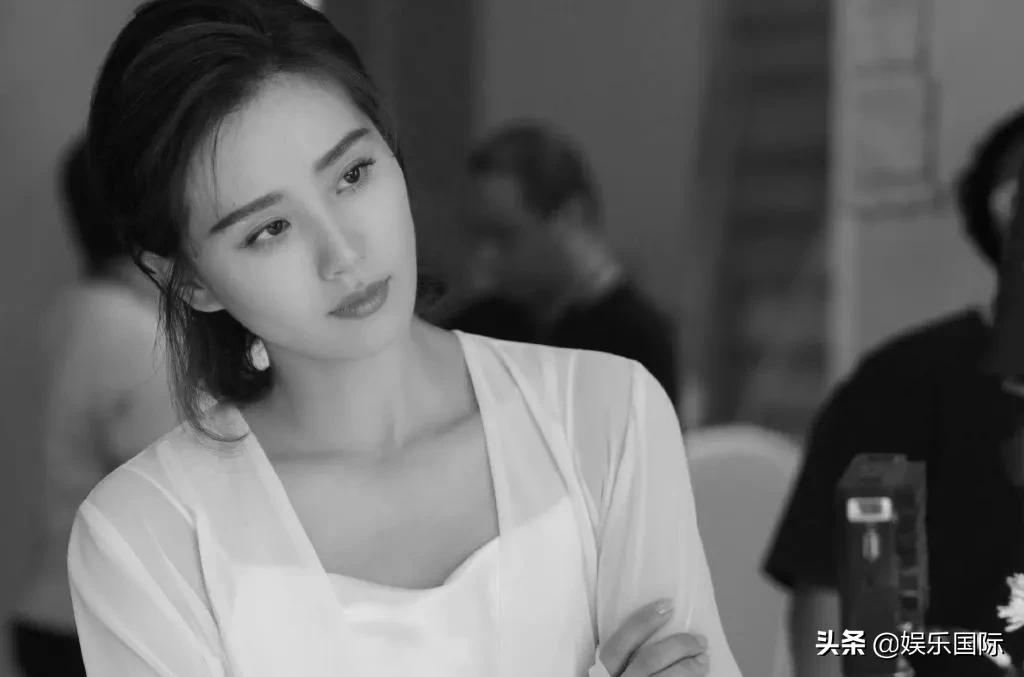 刘诗诗黑白色系花絮照释出 颜值抗打气质好
