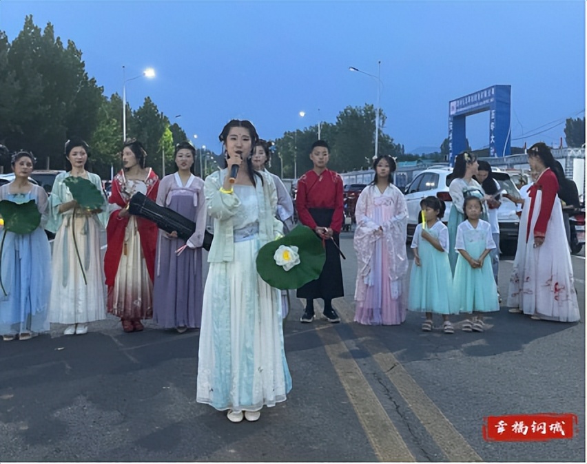 美翻了！南湖夜市内汉服巡游，与你共赏华裳之美~