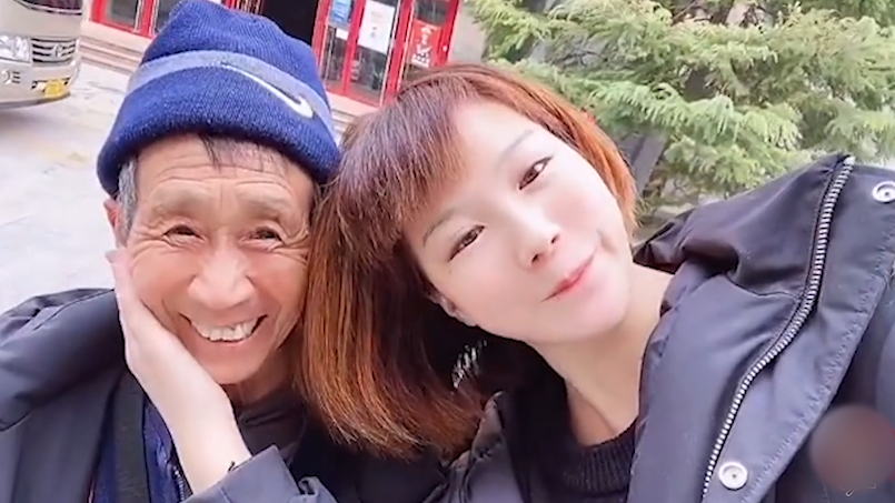 一女婴被弃，拾荒老人养大身价过亿，为报恩卖公司带养父环游祖国