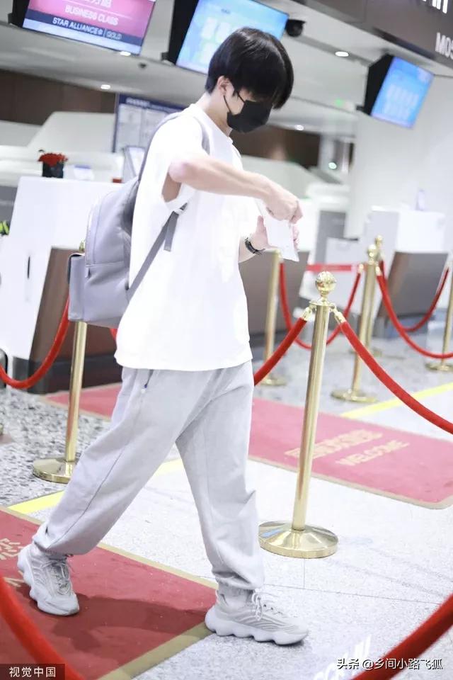 INTO1成员伯远机场出发 留中分发型造型清爽