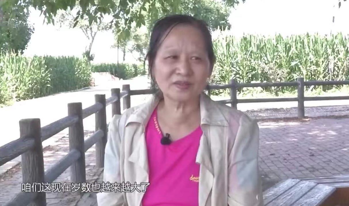 大妈欠下4万外债，想找个老伴儿帮忙还钱，大爷的话让她转身离开