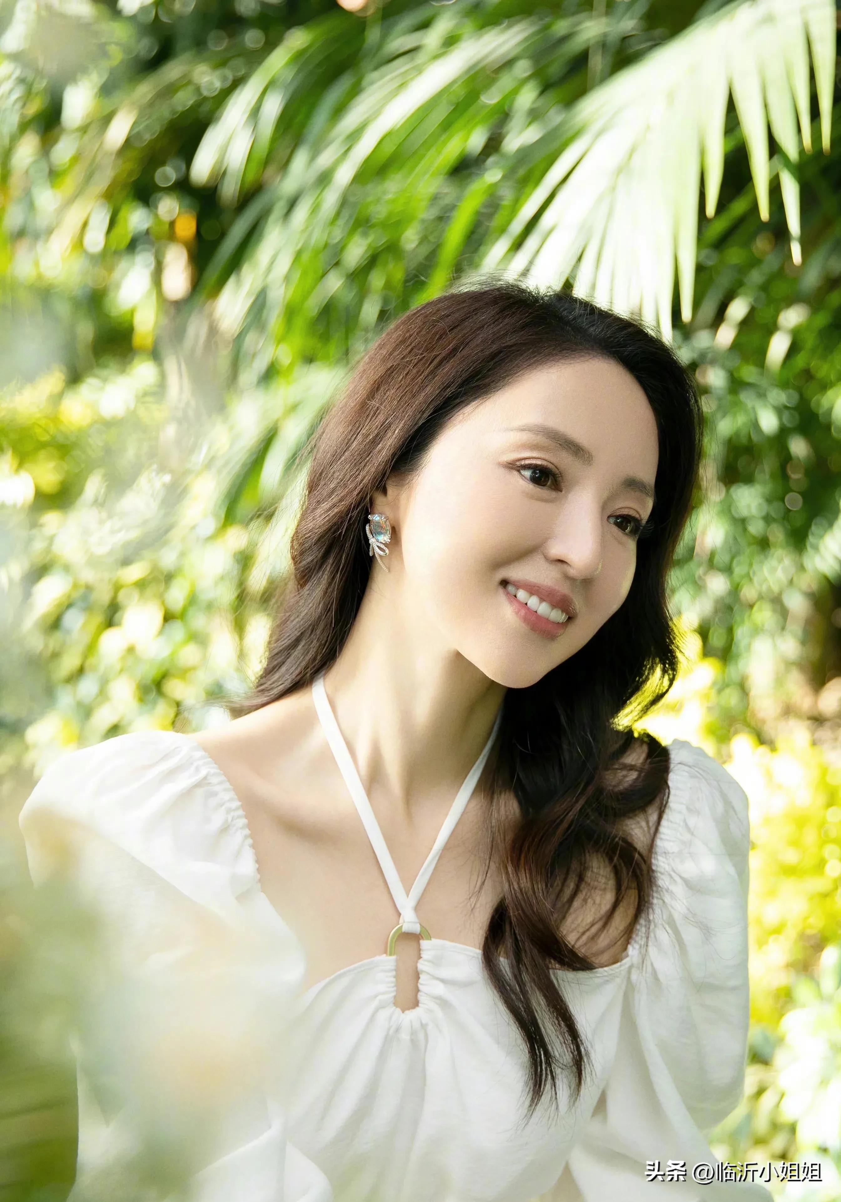 董璇,精致典雅的知性美女,高贵气质彰显成熟女性的迷人魅力