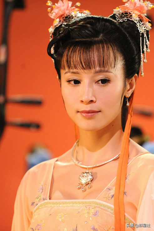 著名导演尤小刚：33岁娶田歌，二婚邬倩倩，如今现女友比他小30岁