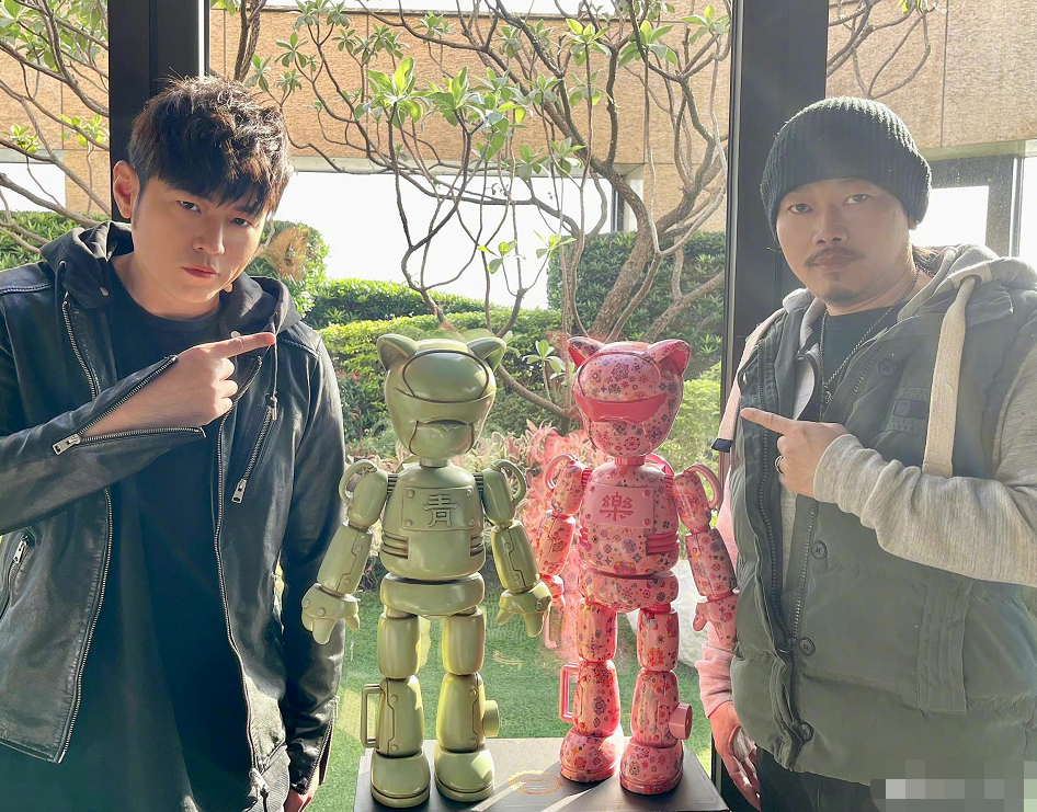 43岁周杰伦庆生现场超豪！众人起立举手欢呼，疑穿大貂看不见脖子