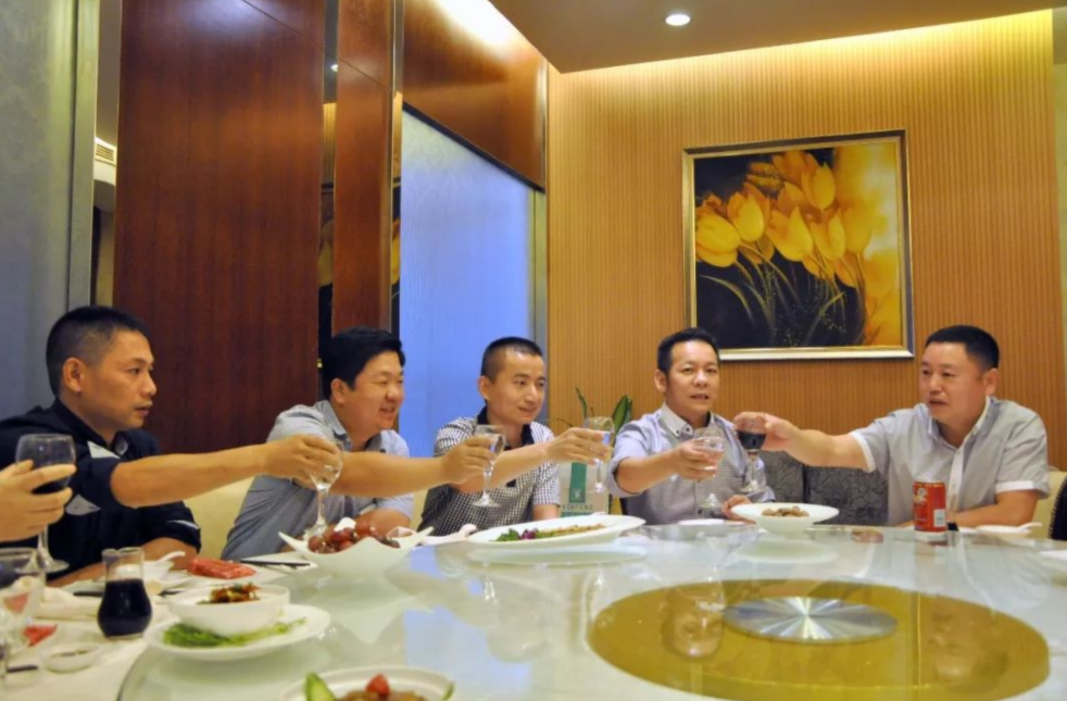 吃饭,要你去挑酒更要谨慎,一杯好酒能为你加分,一杯差酒,足以让领导给