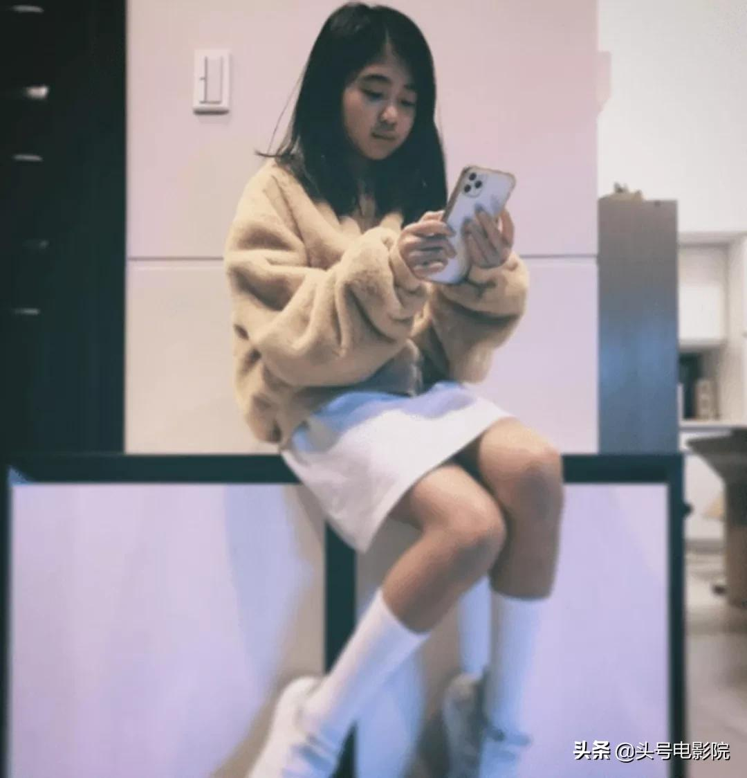 黄多多16岁戴金链涂眼影,爸爸萌娃早熟!曹格女儿11岁露肩画眼线