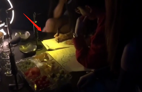 高考生放假期间带着作业去夜店，别人蹦迪她刷题，难道另有隐情？