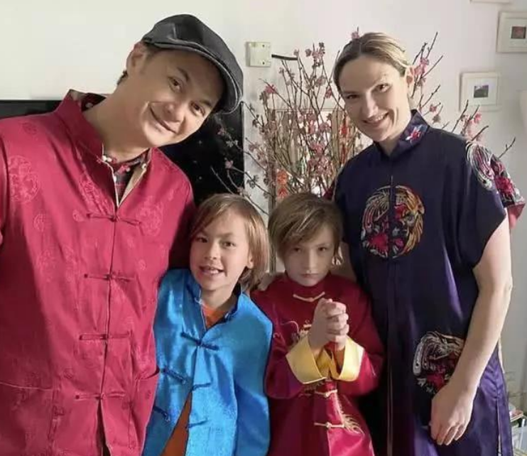 许冠杰双胞胎孙子小学毕业！一家六口开心庆祝，俩娃太像外国妈妈