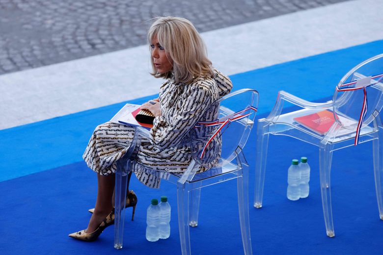 布里吉特整容也难挡皱纹了！穿长裙亮相扮嫩，和马克龙尽显母子感