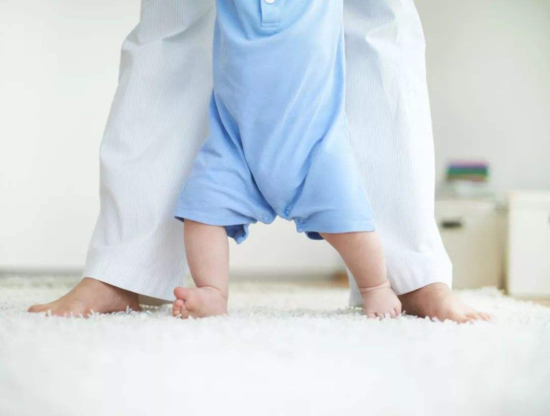 婴儿标准腿型图片（宝宝腿型难看）-幼儿百科-魔术铺
