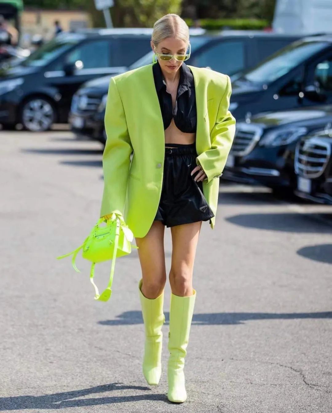 此处划重点:繁复设计款,年度爆款,怪诞廓形款,新晋高纯度流行色.