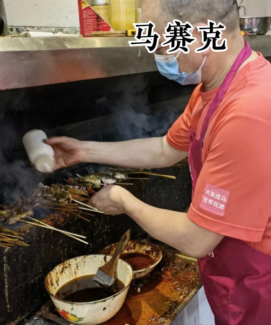 成都都江堰的“网红烧烤”，排队1小时，腥味、焦糊的肉串，失望