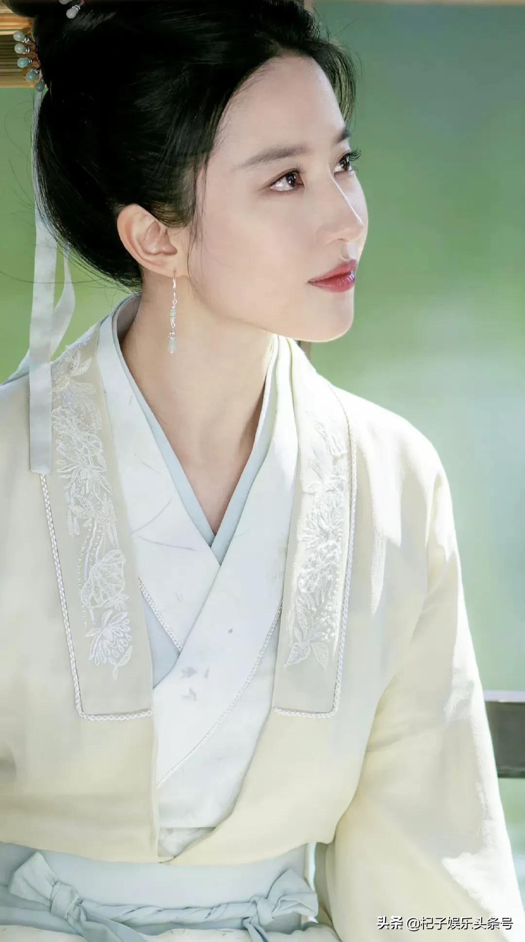 一组刘亦菲的侧颜照，鼻子很真实，果然天仙都是无惧真实的