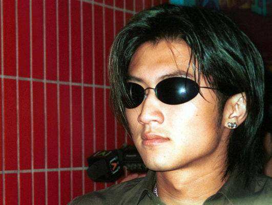 79岁杨受成出席庆功宴！谢霆锋张学友让出C位，明星云集有人喝醉